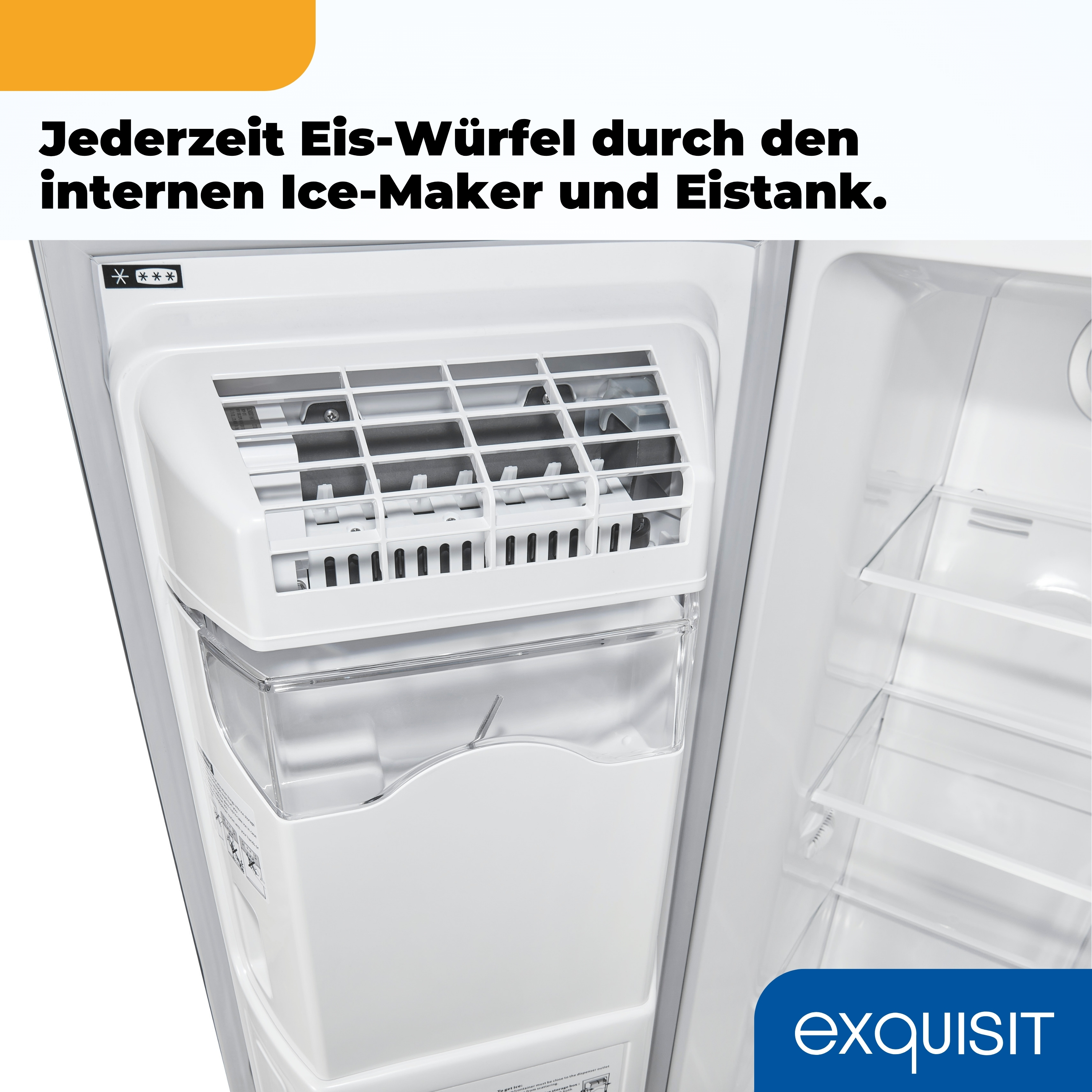 Das Innere eines Kühlschranks mit Eisbereiter. Ein weißer Eisbereiter und Eistank sind sichtbar.