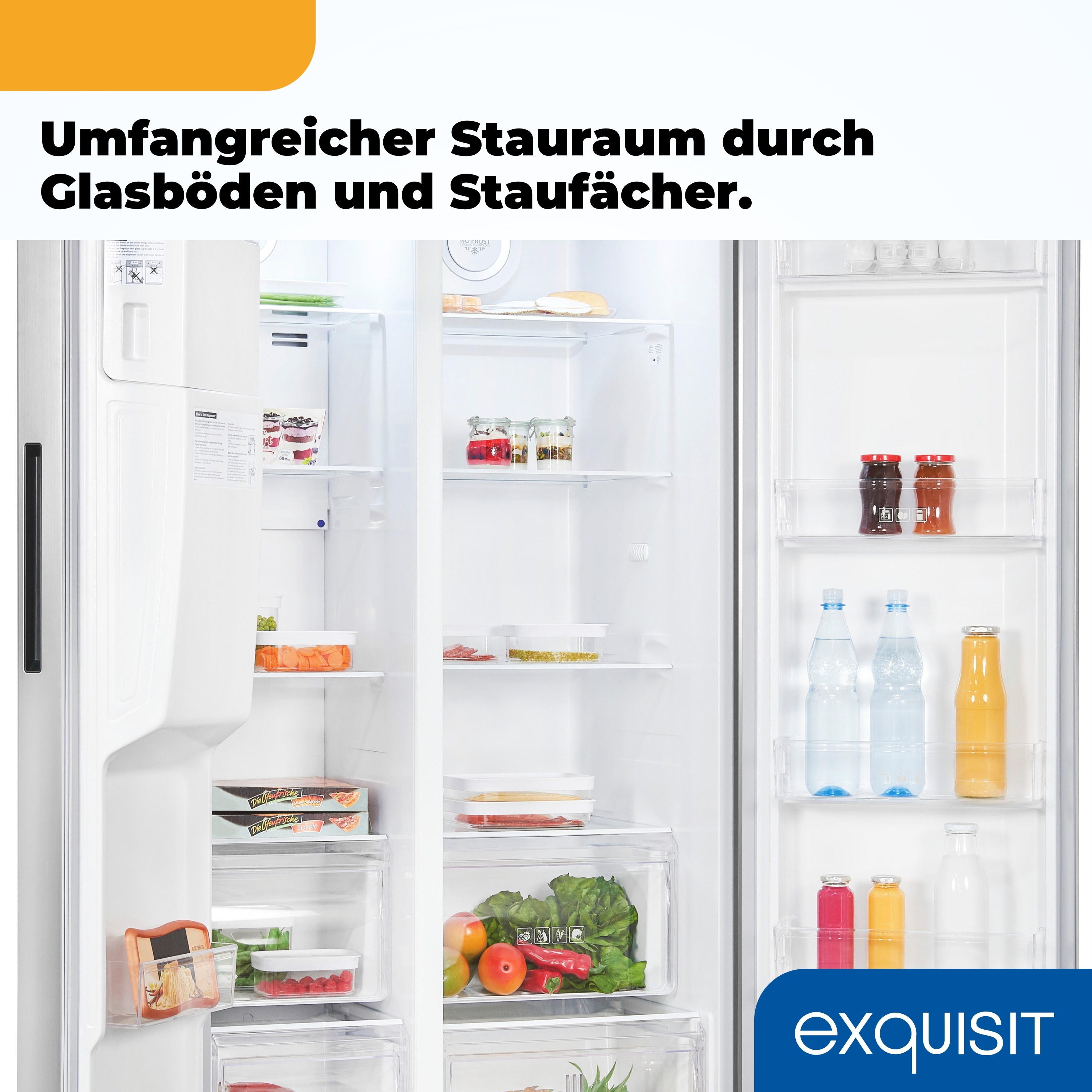 Ein Kühlschrank ist geöffnet und zeigt Regale mit Lebensmitteln und Getränken. Der Markenname 'exquisit' steht unten rechts.