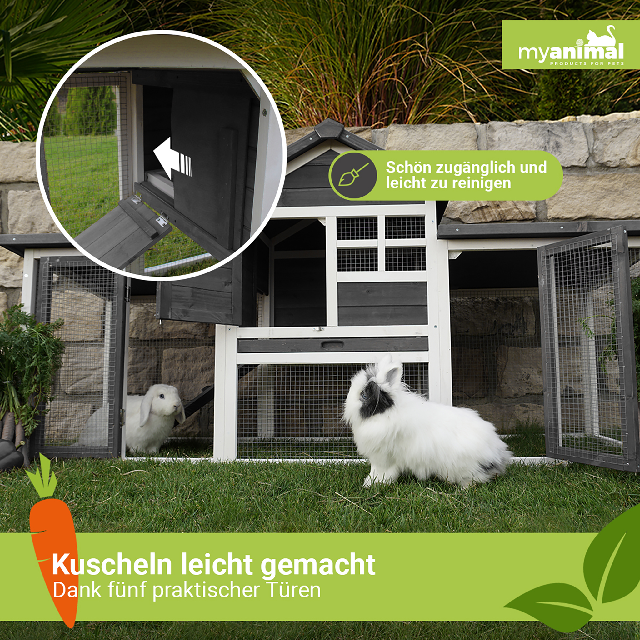 Ein Kaninchenstall mit zwei Kaninchen. Er besteht aus Holz und Drahtgeflecht. Im Vordergrund ist eine Karotte.