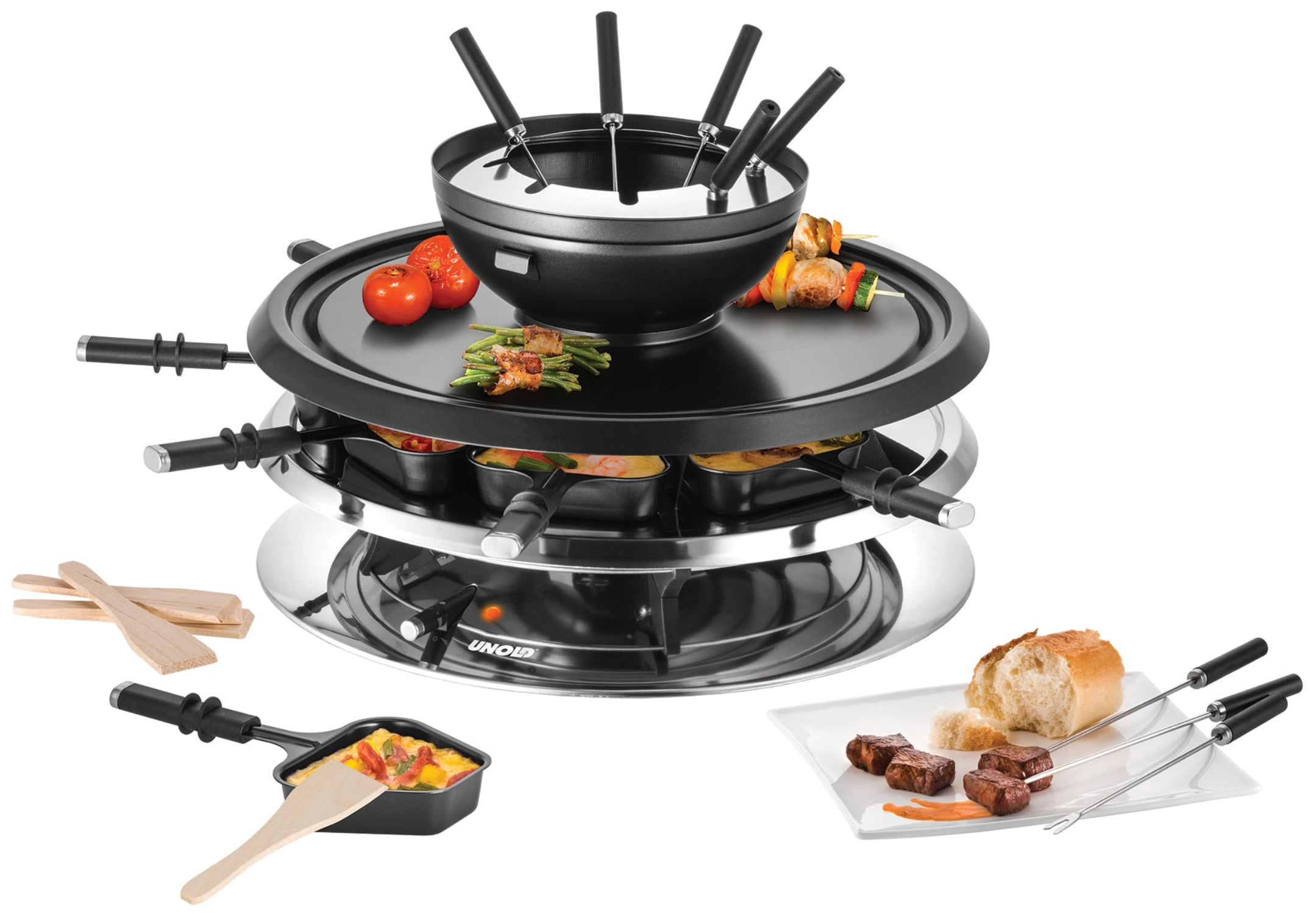 Ein Raclette-Grill mit Essen: Tomaten, Spieße, Brot und Fleisch. Enthält kleine Pfannen, einen Fonduetopf und Serviergabeln.