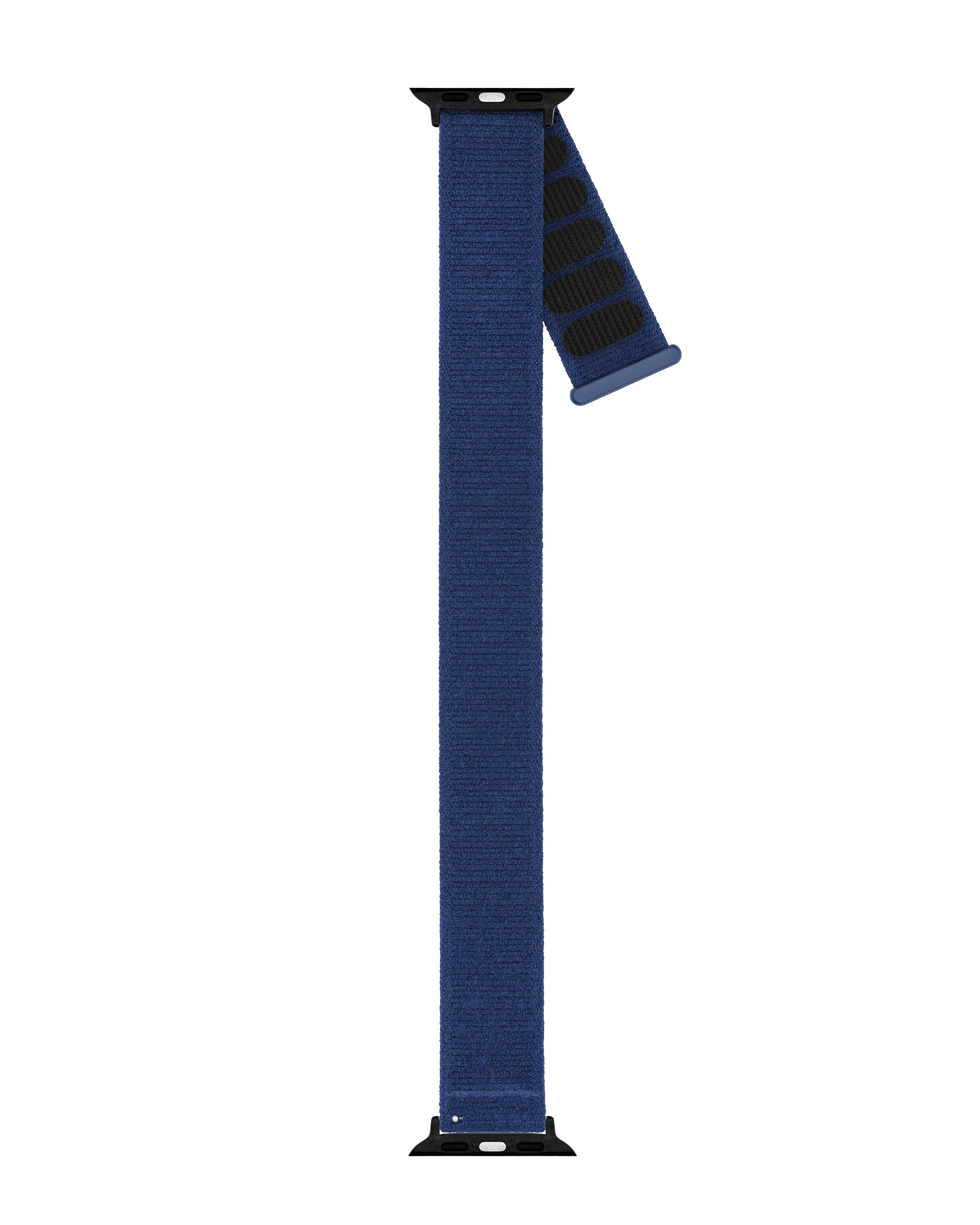 Blaues Apple Watch-Armband auf weißem Hintergrund. Das Armband besteht aus Stoff und hat schwarze Anschlüsse.