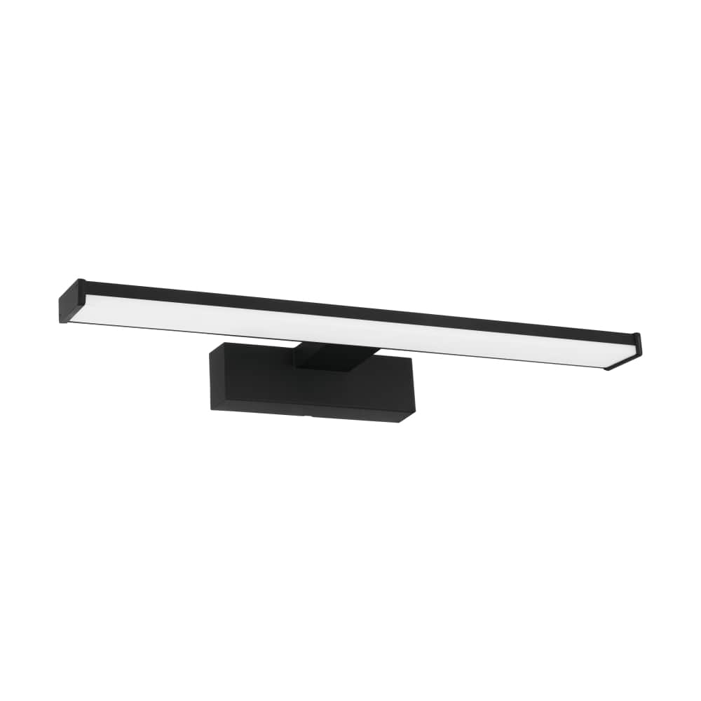Eine moderne schwarze Wandleuchte mit einem langen rechteckigen Licht. Das Licht ist weiß, die Leuchte schwarz. Sie ist an einer weißen Wand montiert.