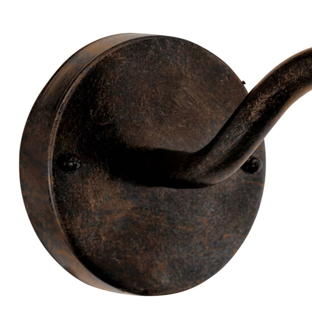 Nahaufnahme einer bronzenen Wandleuchte. Sie hat einen runden Sockel und einen gebogenen Arm. Die Lampe ist vor weißem Hintergrund.
