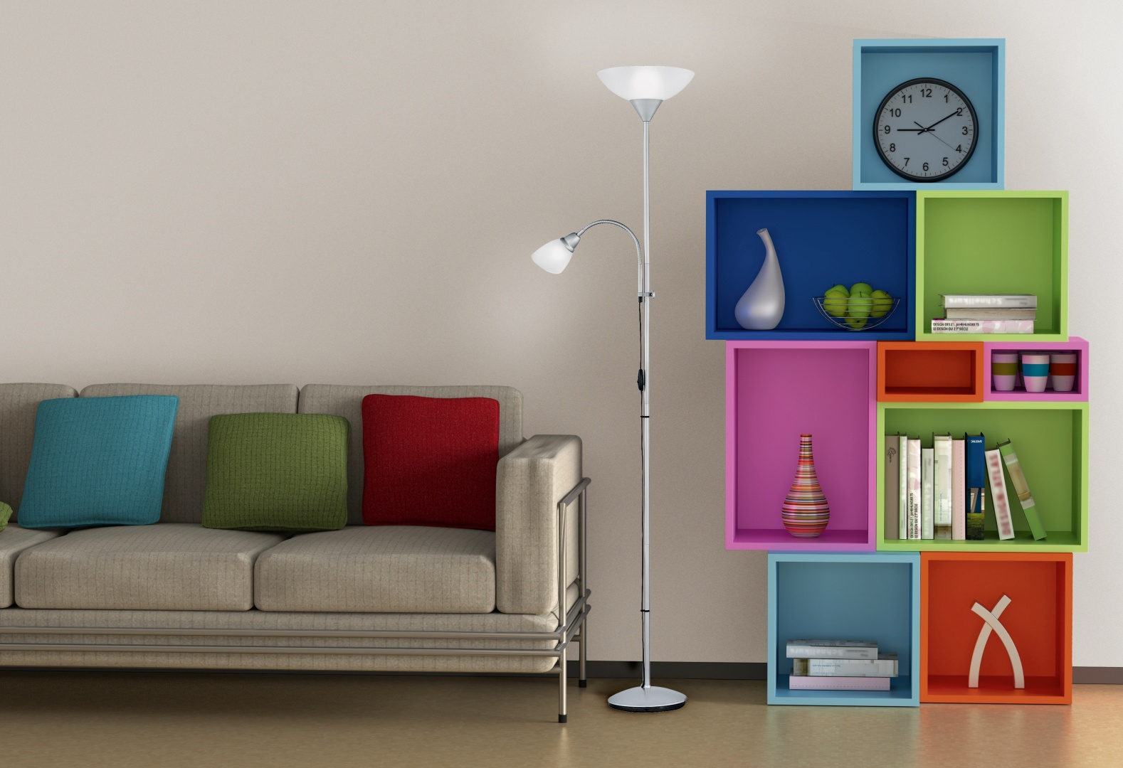 Una sala de estar moderna con un sofá beige, cojines coloridos, una lámpara y una pared de estantes coloridos con decoración y un reloj.