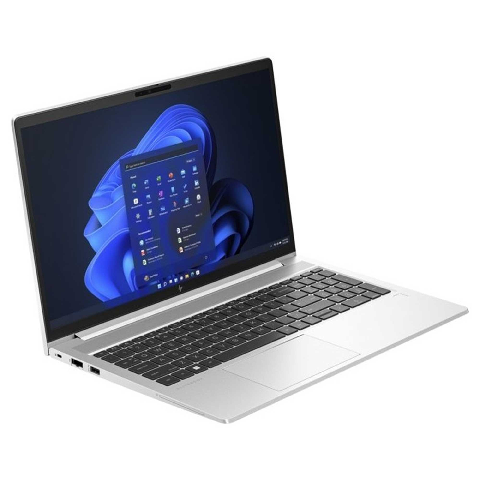 Beyaz bir arka plan üzerinde, siyah klavyeli ve Windows 11 arayüzünü gösteren ekranlı gümüş bir dizüstü bilgisayar.