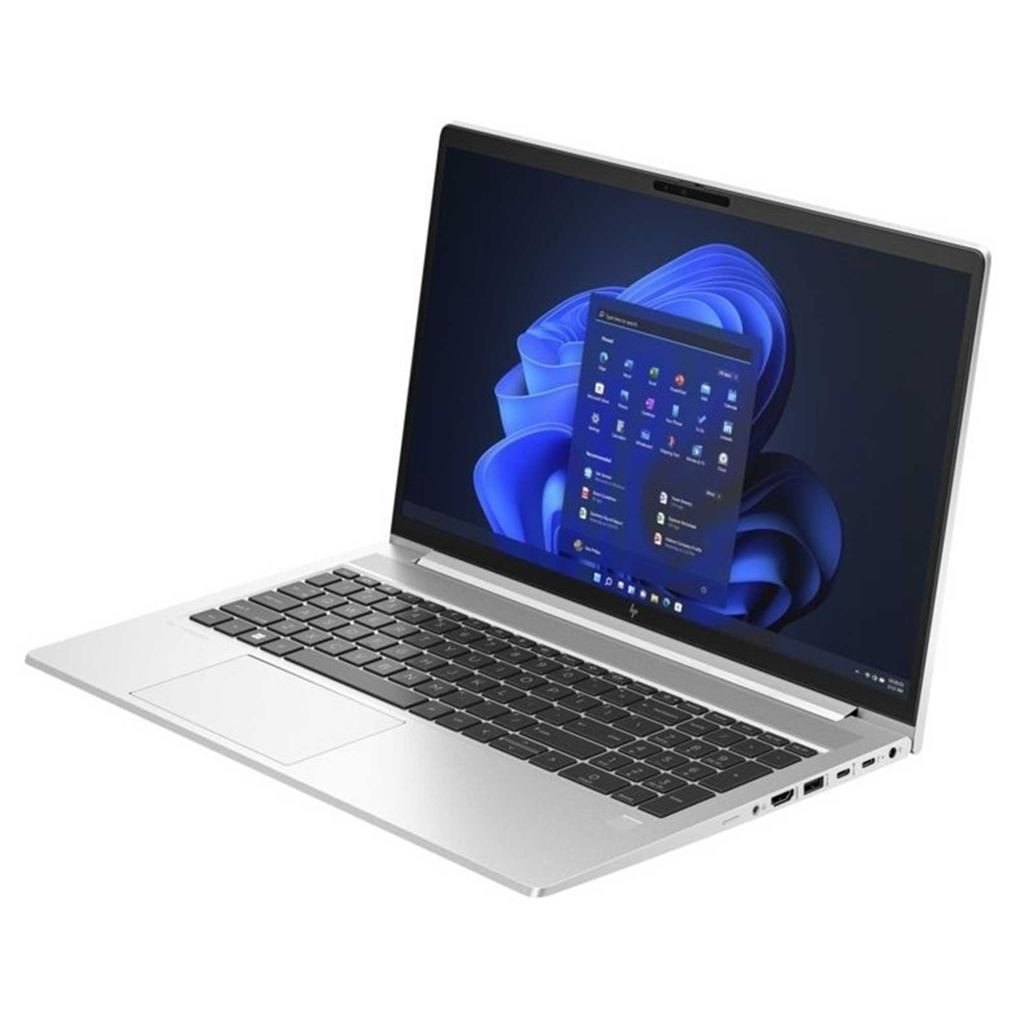 Beyaz arka plan üzerinde gümüş dizüstü bilgisayar. Ekran, mavi temalı Windows 11 arayüzünü gösteriyor.