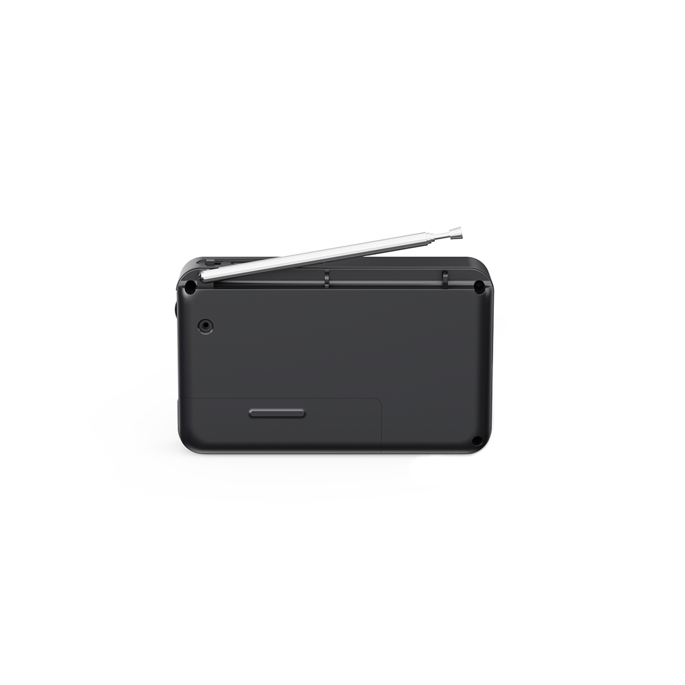 Czarny radio z wysuniętą anteną na białym tle. Radio ma prostokątny kształt z zaokrąglonymi rogami.