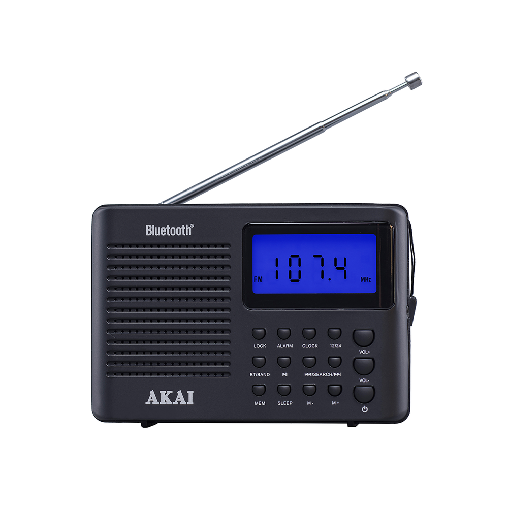 Czarny radioodtwarzacz Akai z niebieskim wyświetlaczem pokazującym 107,4 MHz. Posiada antenę i różne przyciski sterowania.