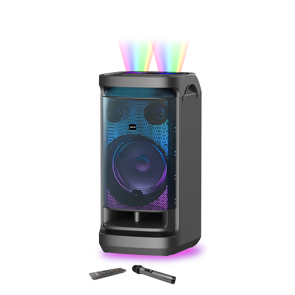 Duży czarny głośnik z kolorowymi światłami. Zawiera pilota i mikrofon. Głośnik ma logo AKAI.
