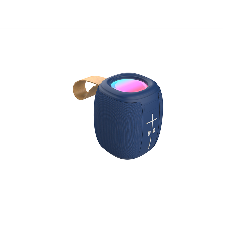 Niebieski głośnik przenośny ze światłem w środku i beżowym paskiem, na białym tle.
