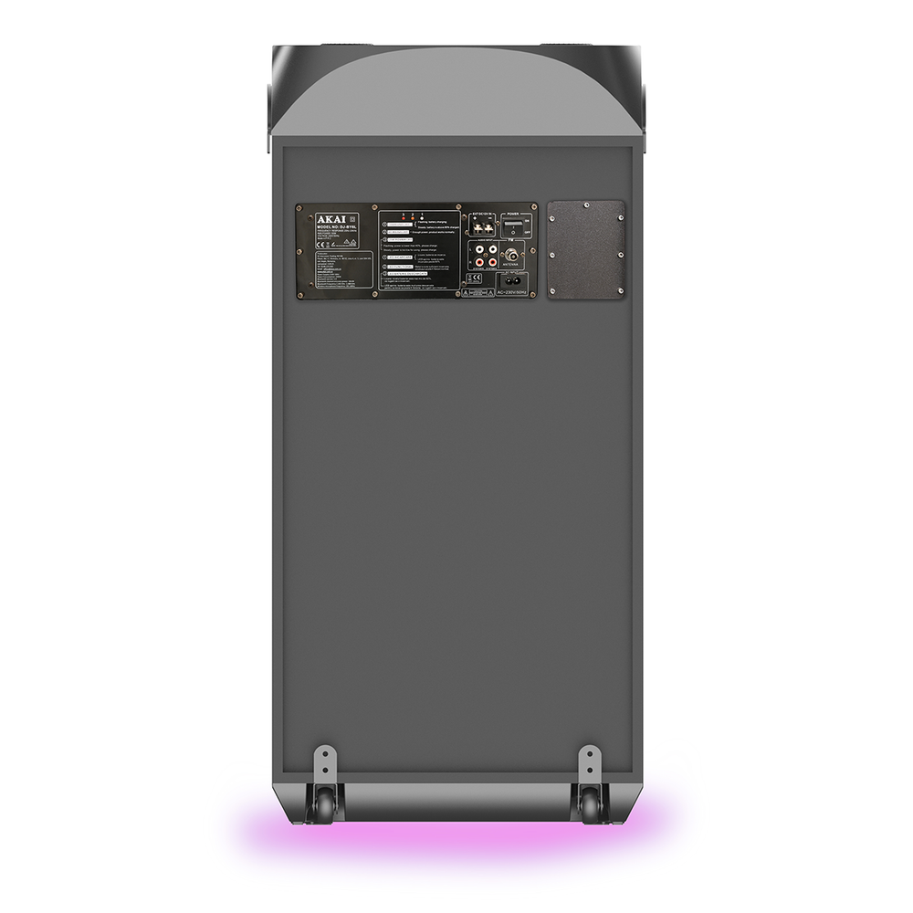 Widok z tyłu czarnego głośnika AKAI. Ma kółka i panel sterowania z wejściami i etykietami informacyjnymi.