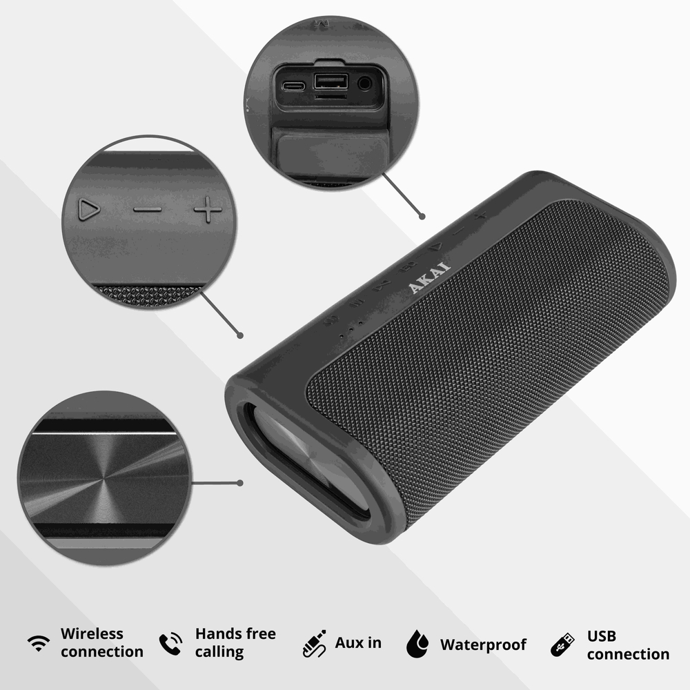 Czarny głośnik Akai z regulacją głośności i portami połączeniowymi. Funkcje: połączenie bezprzewodowe, zestaw głośnomówiący i USB.