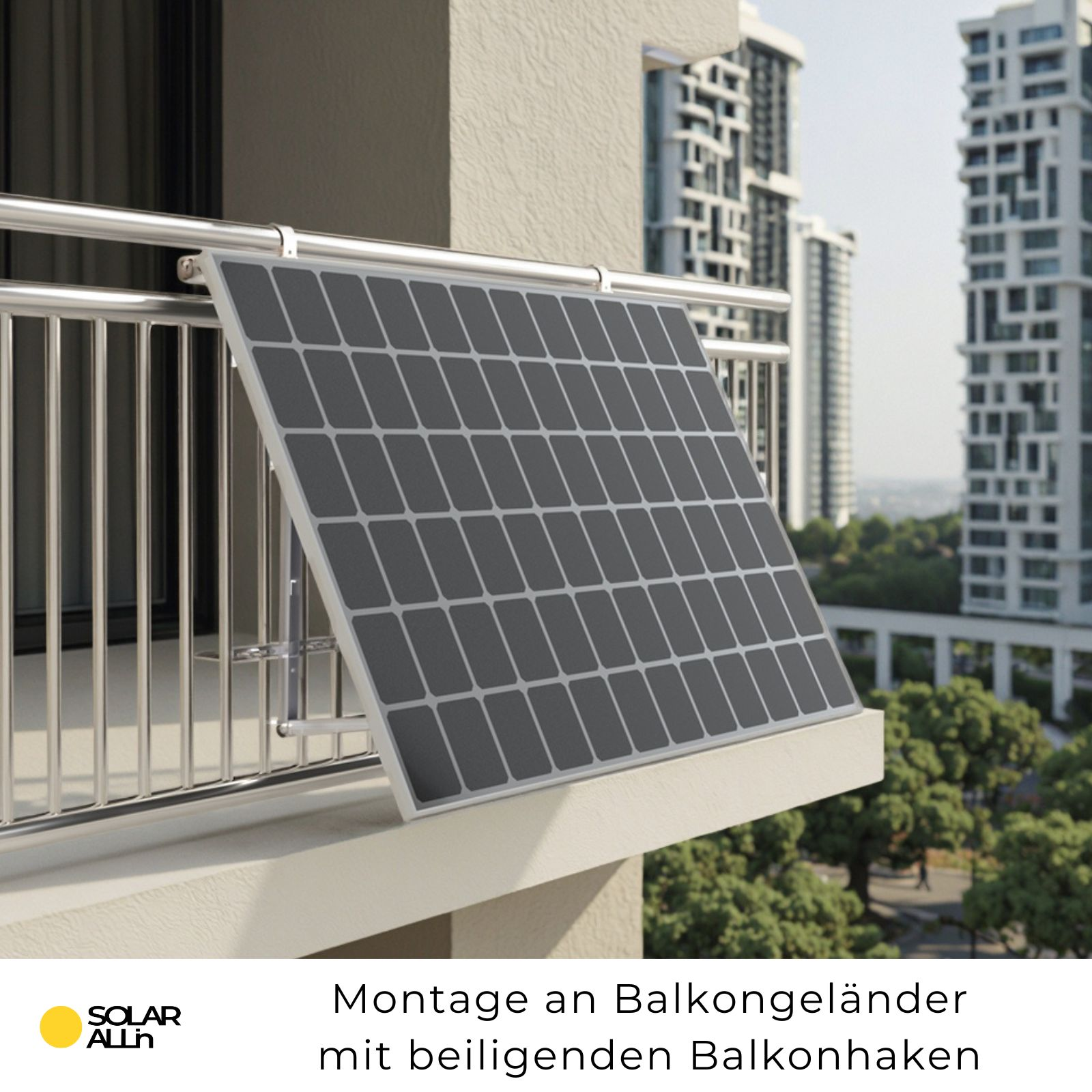 Ein Solarpanel wird an einem Balkongeländer montiert. Gebäude und Bäume sind im Hintergrund.