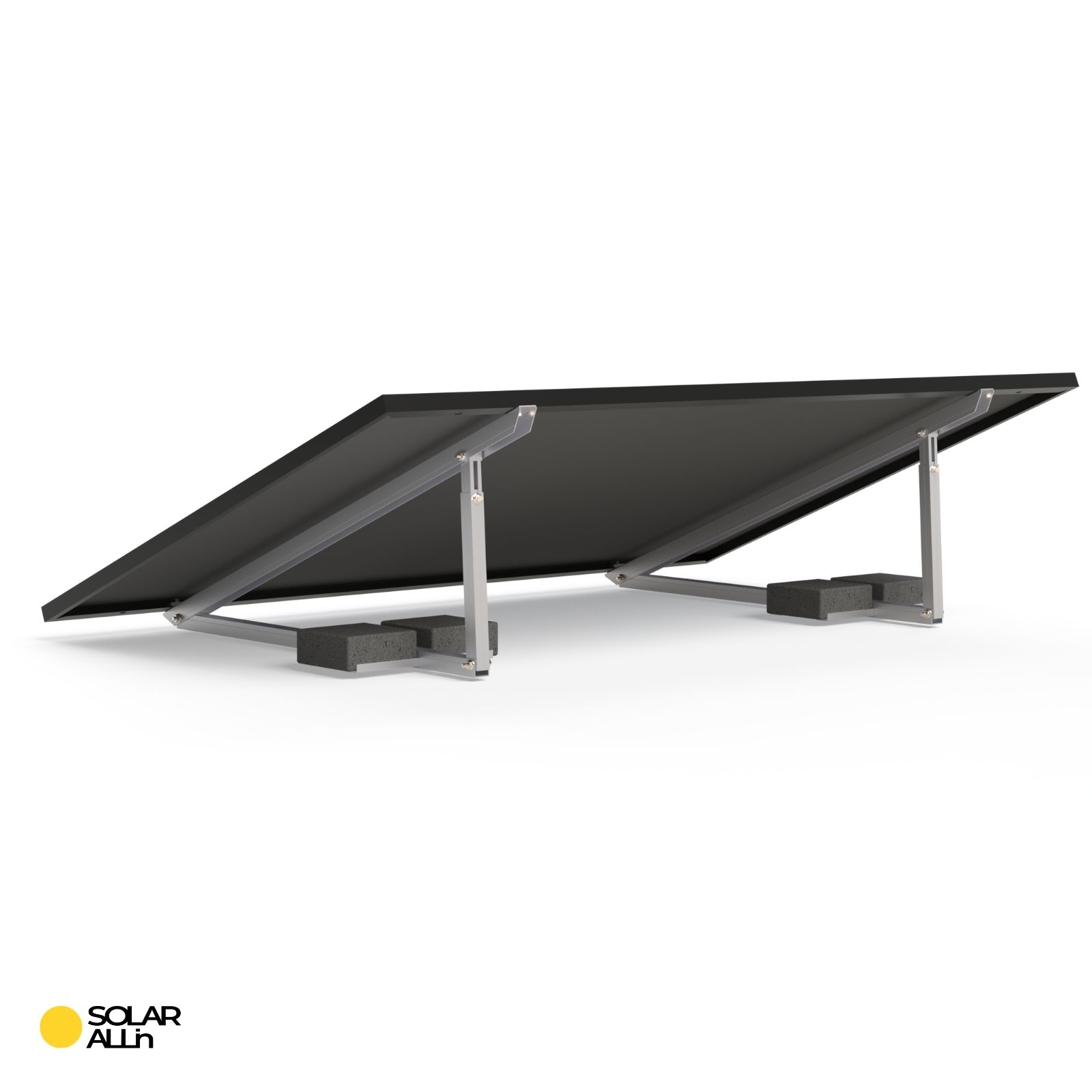 Ein dunkles, leicht abgewinkeltes Solarpanel, gestützt von Metallrahmen und dunkelgrauen Blöcken, vor weißem Hintergrund.