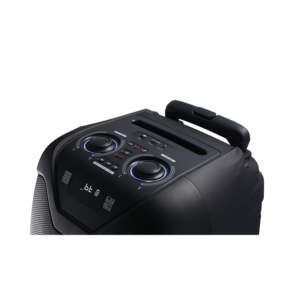 Czarny głośnik z panelem sterowania, przyciskami i uchwytem. Wyświetlacz pokazuje 'bt'. Głośnik jest na białym tle.