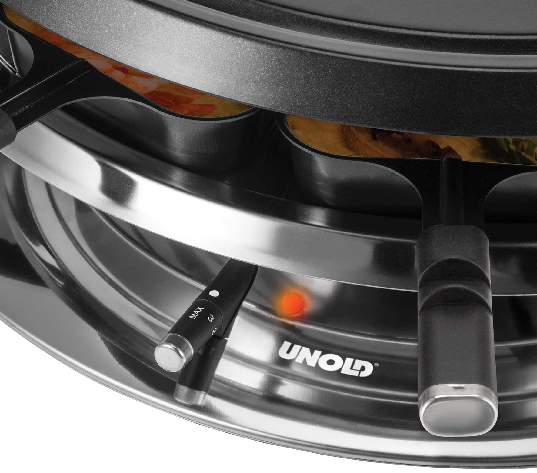 Nahaufnahme eines Raclette-Grills. Er hat ein Rad, eine Kontrollleuchte, schwarze Griffe und die Marke UNOLD.
