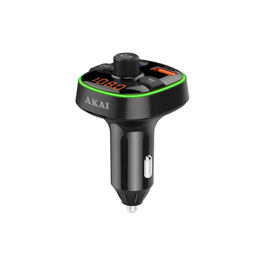 Czarny nadajnik FM do samochodu Akai. Posiada cyfrowy wyświetlacz pokazujący 108.0, z zielonymi akcentami. Widoczny jest port ładowania USB.