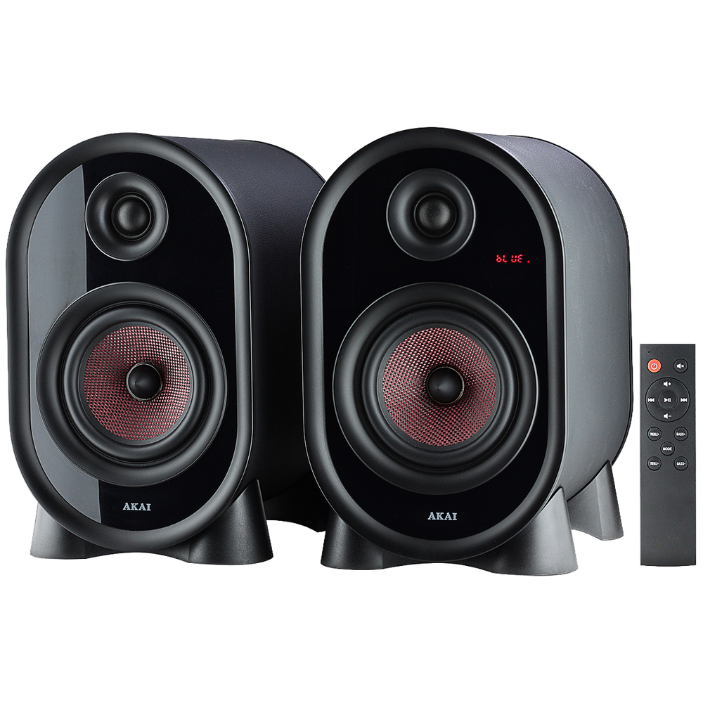 Dwa czarne głośniki AKAI z czerwonymi głośnikami z siatki i pilotem na białym tle.