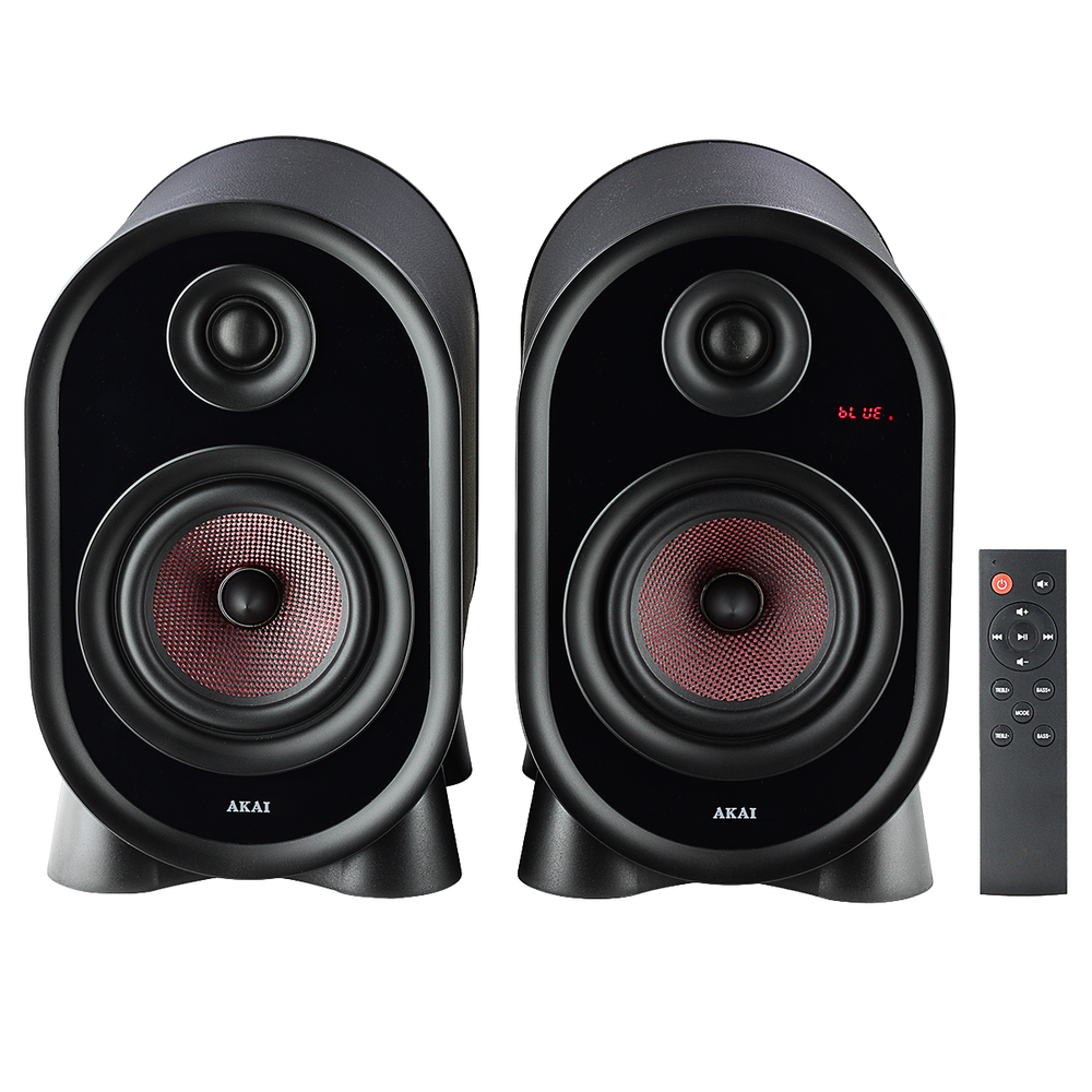 Dwa czarne głośniki Akai z czerwonymi membranami i pilotem na białym tle.