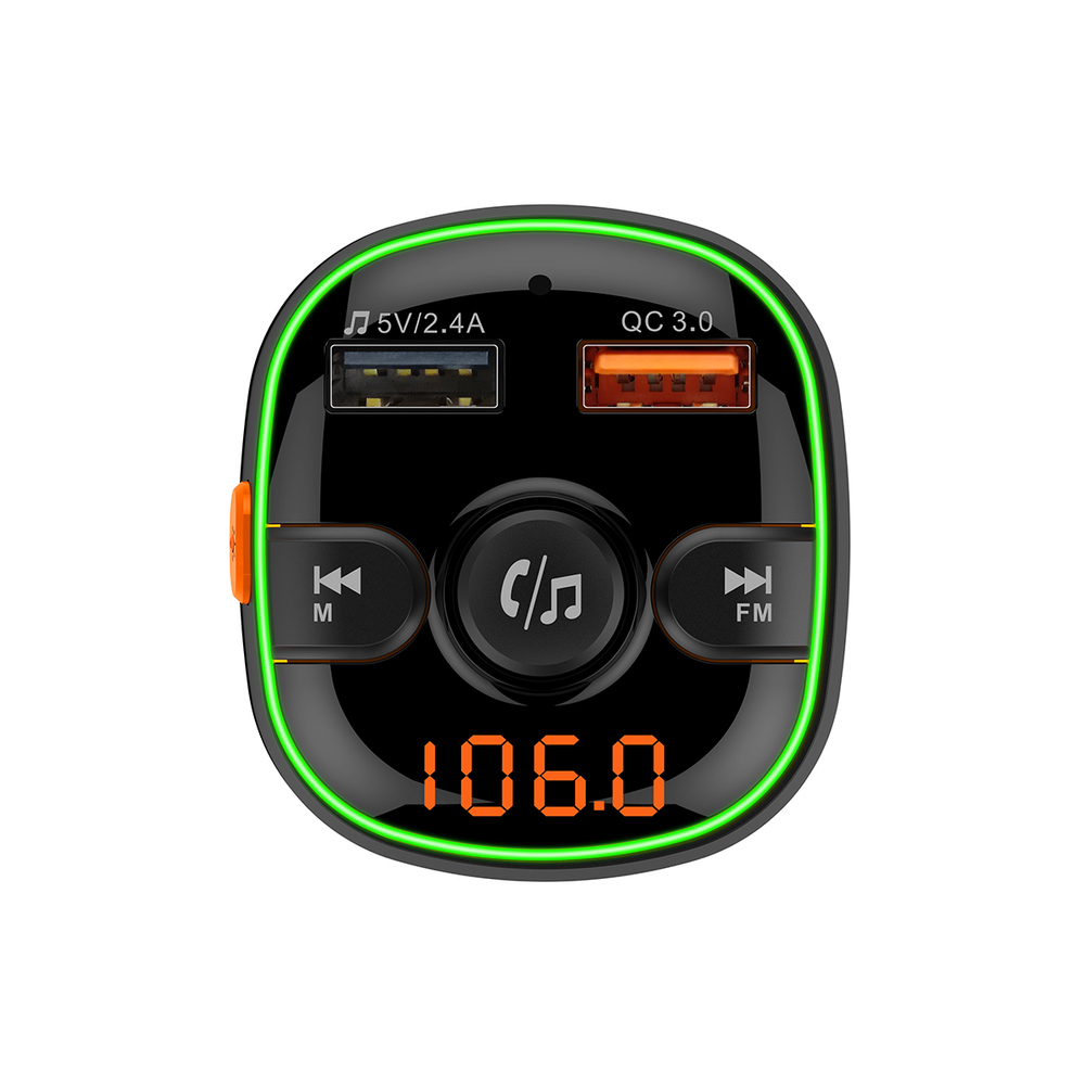 Czarny nadajnik FM do samochodu z portami USB, przyciskami i cyfrowym wyświetlaczem pokazującym '106.0'. Posiada zielone światło neonowe.