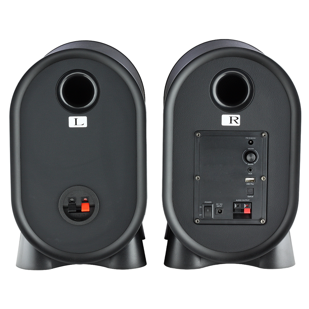 Dwa czarne głośniki, jeden oznaczony 'L', drugi 'R'. Oba mają okrągłe otwory wentylacyjne i porty wejścia/wyjścia. Białe tło.