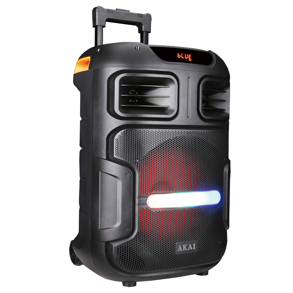 Czarny głośnik AKAI z kółkami i wysuwaną rączką. Posiada otwory wentylacyjne, świecące światło i wyświetlacz 'BLUE'. Widoczne czerwone światło.