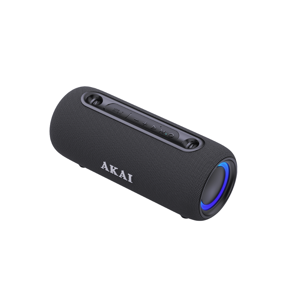 Czarny głośnik Akai z przyciskami sterowania. Jest cylindryczny z niebieskim światłem na krawędzi. Tło jest białe.