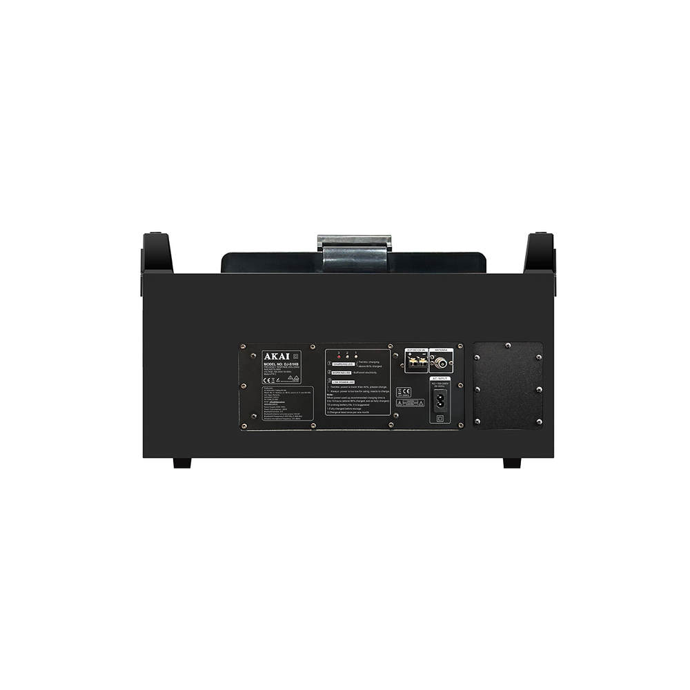 Widok z tyłu czarnego głośnika DJ Akai. Zawiera wejście zasilania, gniazda audio i panel sterowania z tekstem i ikonami.