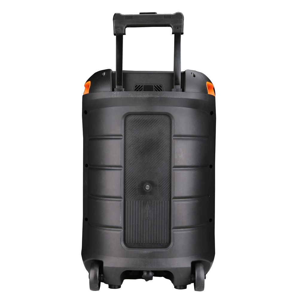 Czarny głośnik na kółkach z pomarańczowymi akcentami, wysuwanym uchwytem i kółkami. Przód ma teksturowany panel ze strzałką.