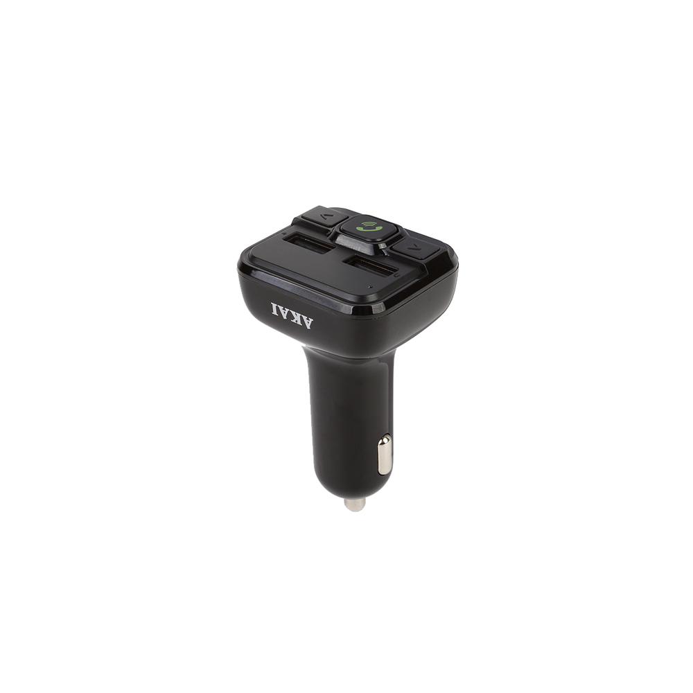 Czarna ładowarka samochodowa Akai. Ma porty USB i przyciski. Ładowarka jest na białym tle.