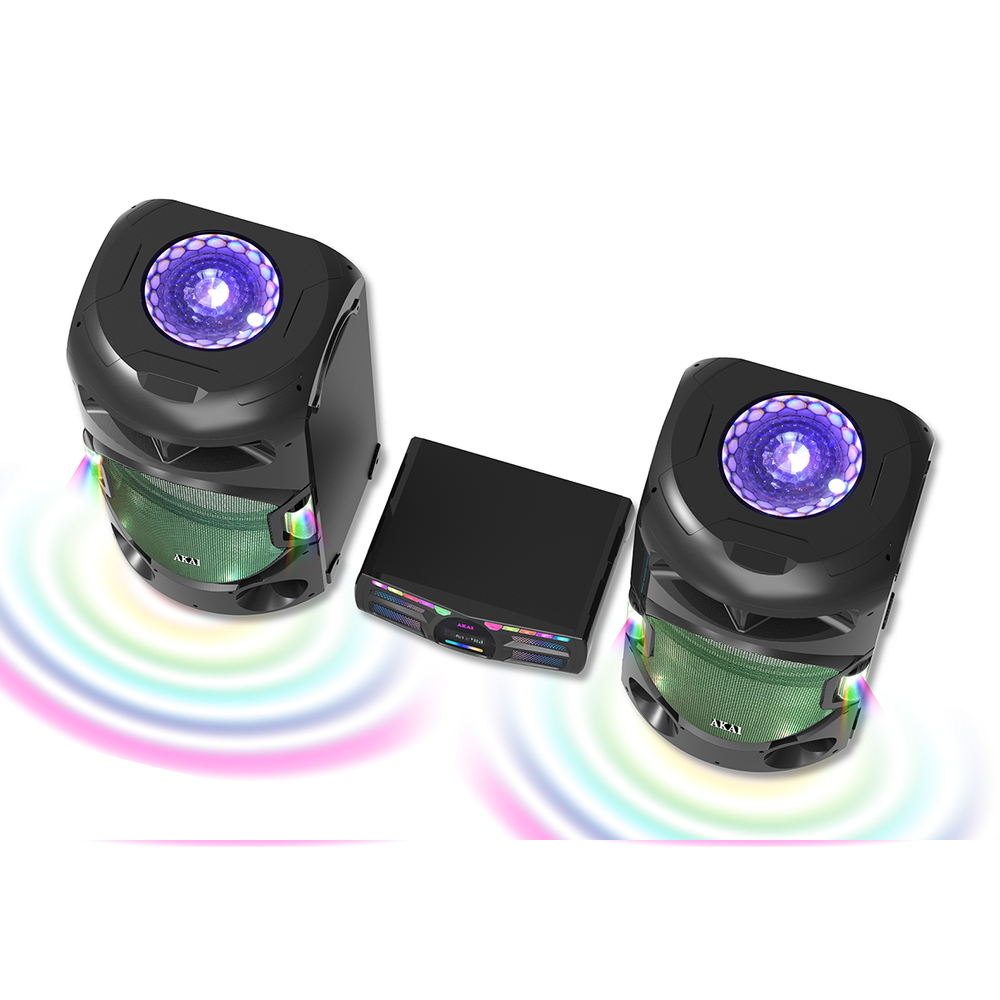 Dwa czarne głośniki z kolorowymi światłami i czarne urządzenie na białym tle. Głośniki mają logo AKAI.