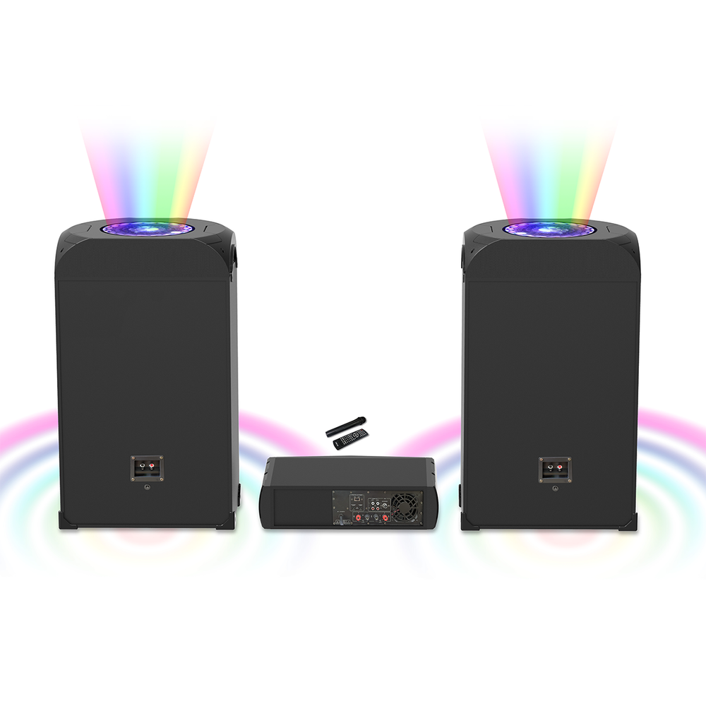 Dwa czarne głośniki z tęczowymi efektami świetlnymi, czarny wzmacniacz i dwa piloty na białym tle.