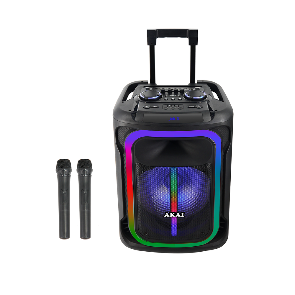 Czarny przenośny głośnik AKAI z dwoma mikrofonami. Ma kolorowe światła i uchwyt. Tło jest białe.