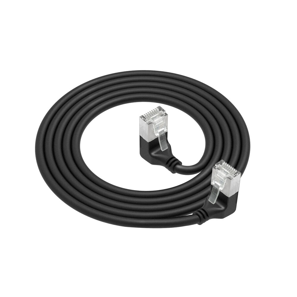 Ein gewendeltes schwarzes Ethernet-Kabel mit zwei transparenten Kunststoffsteckern, vor weißem Hintergrund.