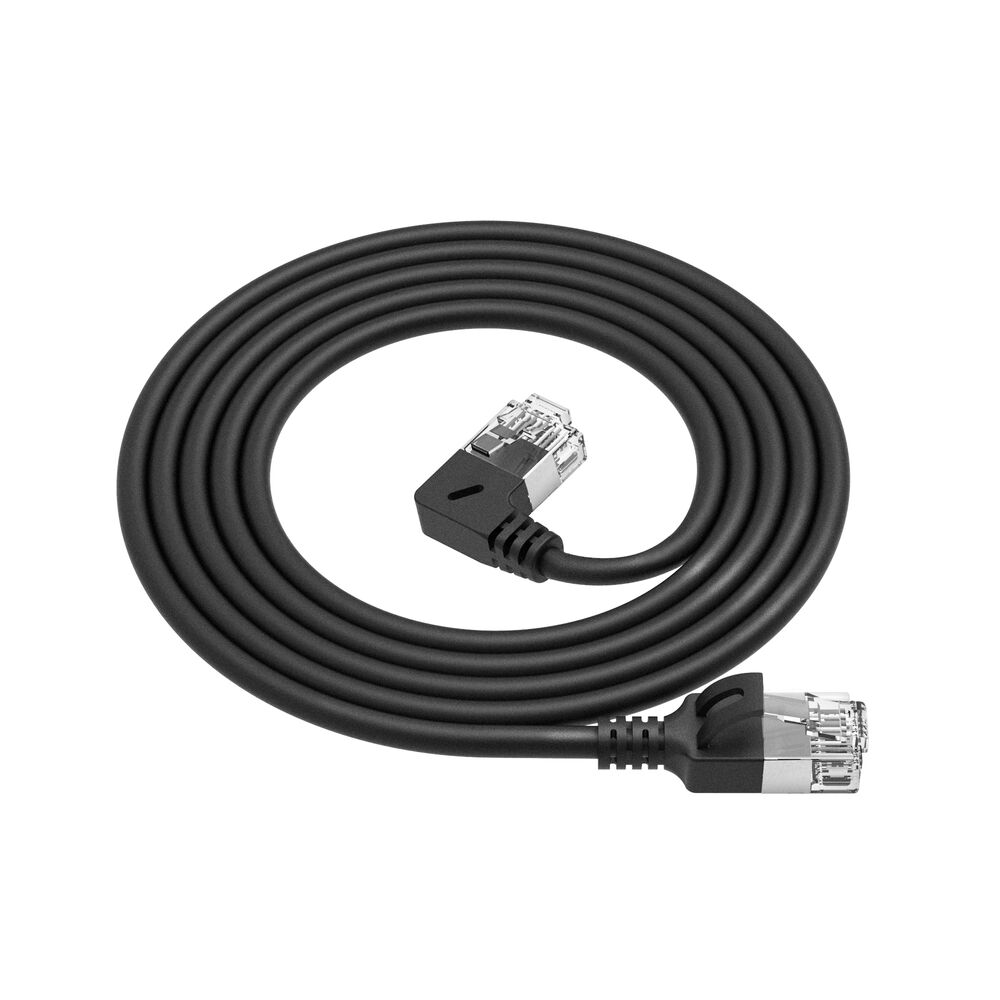 Schwarzes Ethernet-Kabel auf weißem Hintergrund. Zwei abgewinkelte Stecker sind zu sehen. Das Kabel ist dunkel.