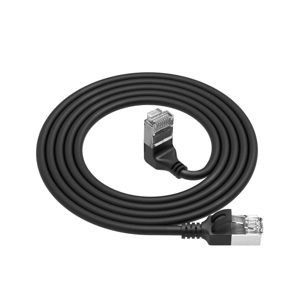 Ein schwarzes Ethernet-Kabel, das auf weißem Hintergrund aufgerollt ist. An den Enden des Kabels sind zwei RJ45-Stecker zu sehen.