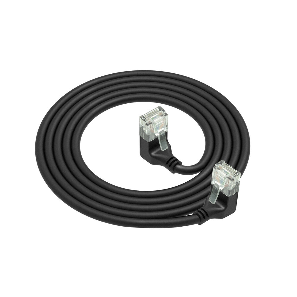 Ein schwarzes Ethernet-Kabel ist aufgerollt. Klare Stecker befinden sich an jedem Ende. Das Kabel befindet sich auf weißem Hintergrund.