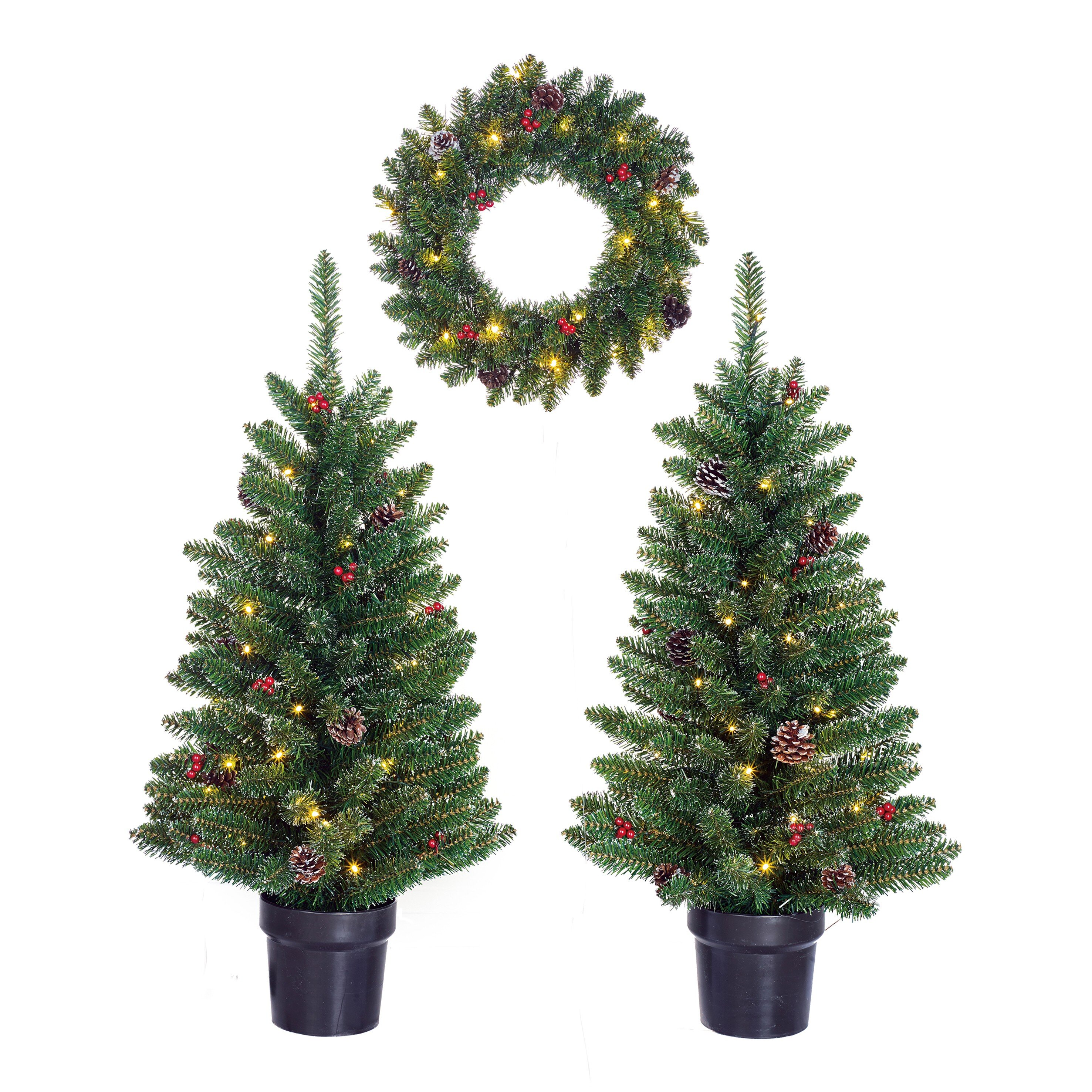 Décorations de Noël : une couronne et deux petits arbres en pot, tous avec des lumières, des pommes de pin et des baies rouges, sur fond blanc.