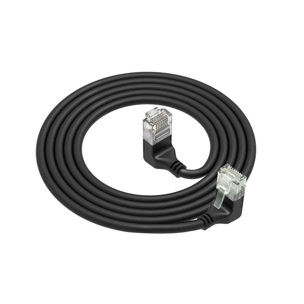 Ein gerolltes schwarzes Ethernet-Kabel mit transparenten Steckern an jedem Ende, vor weißem Hintergrund.