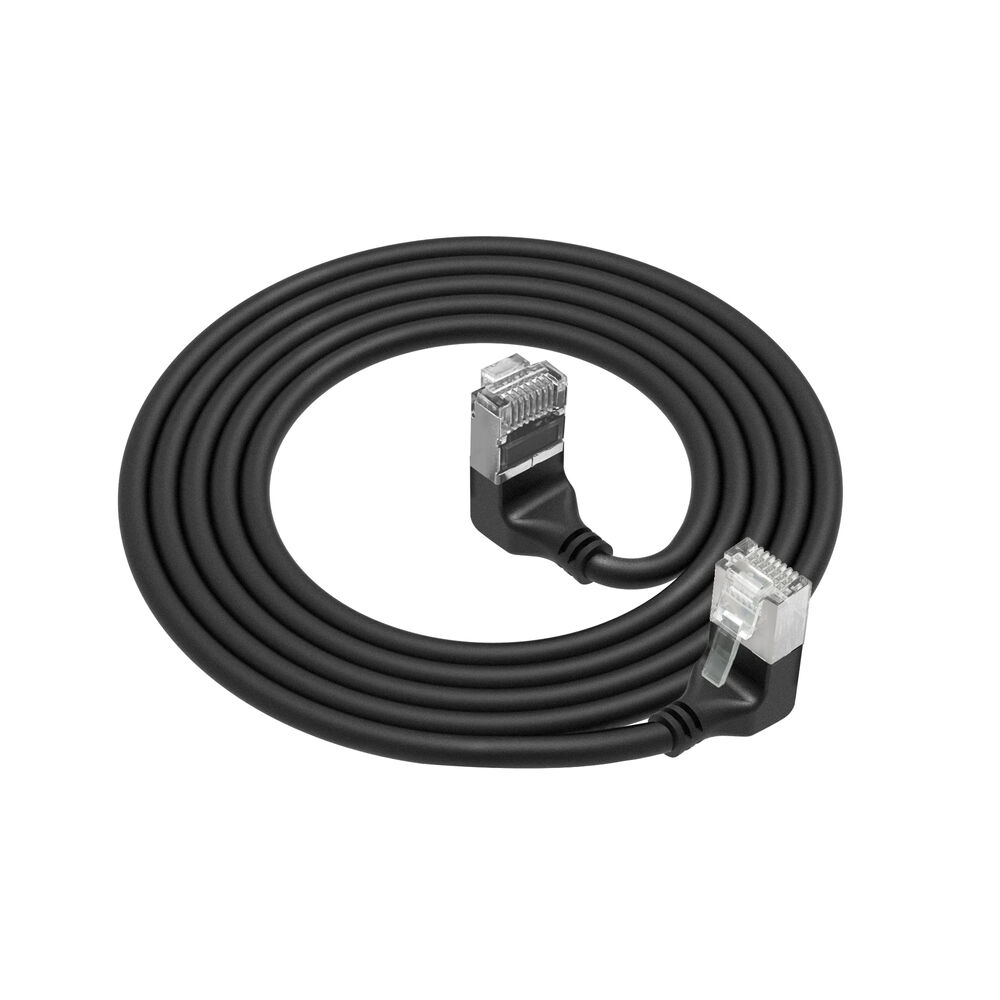 Ein gerolltes schwarzes Ethernet-Kabel mit durchsichtigen Steckern an jedem Ende auf weißem Hintergrund.