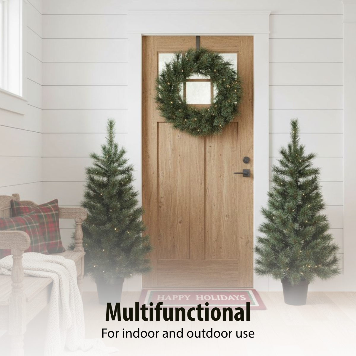 Une porte avec une couronne, flanquée de deux petits sapins de Noël. Un banc avec un oreiller à carreaux et un tapis indiquant 'Joyeuses Fêtes'.