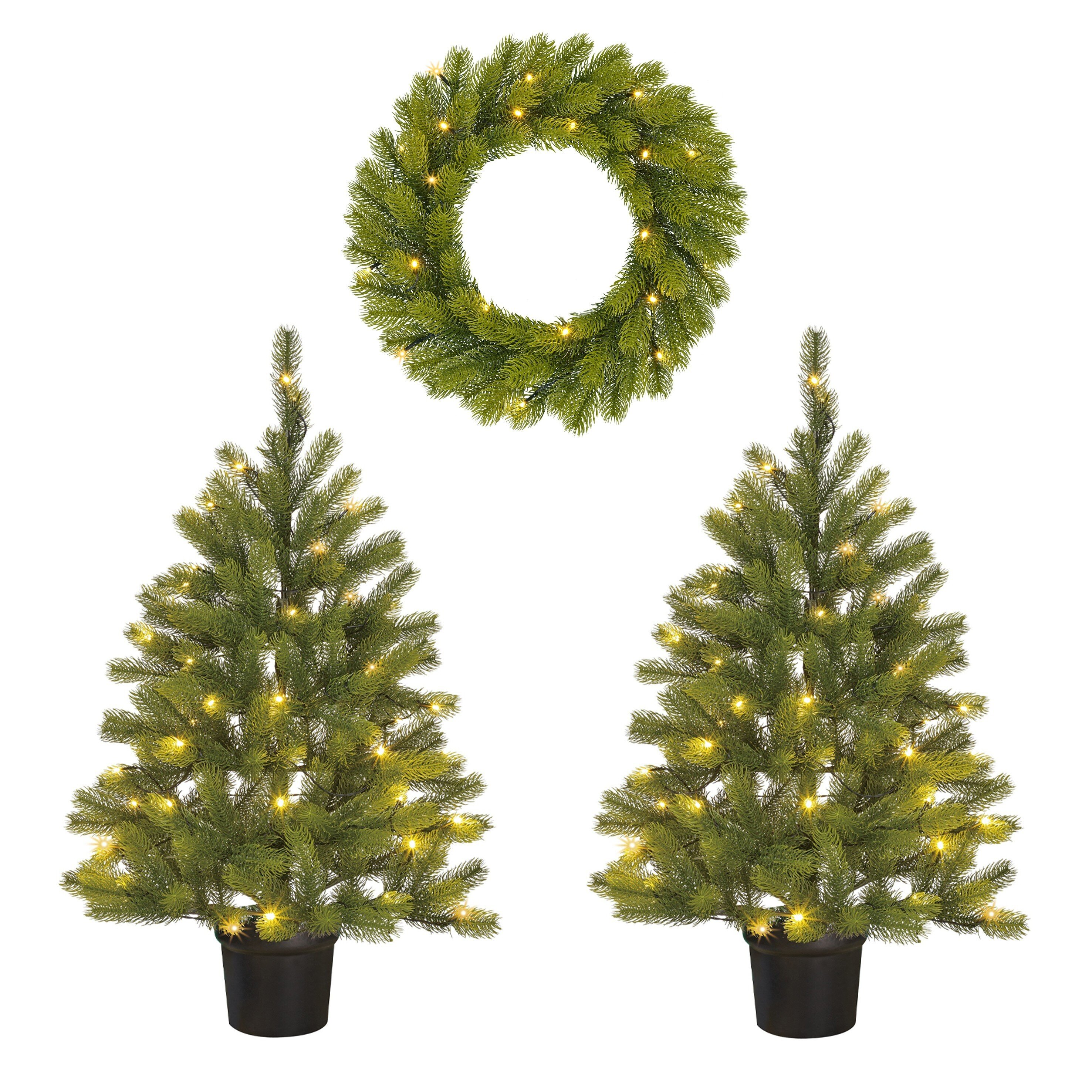 Drie kerstversieringen: een krans en twee bomen in potten, allemaal met lichtjes. Witte achtergrond.