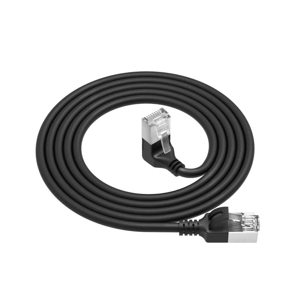 Ein schwarzes Ethernet-Kabel auf weißem Hintergrund. Das Kabel hat an beiden Enden transparente Kunststoffstecker.