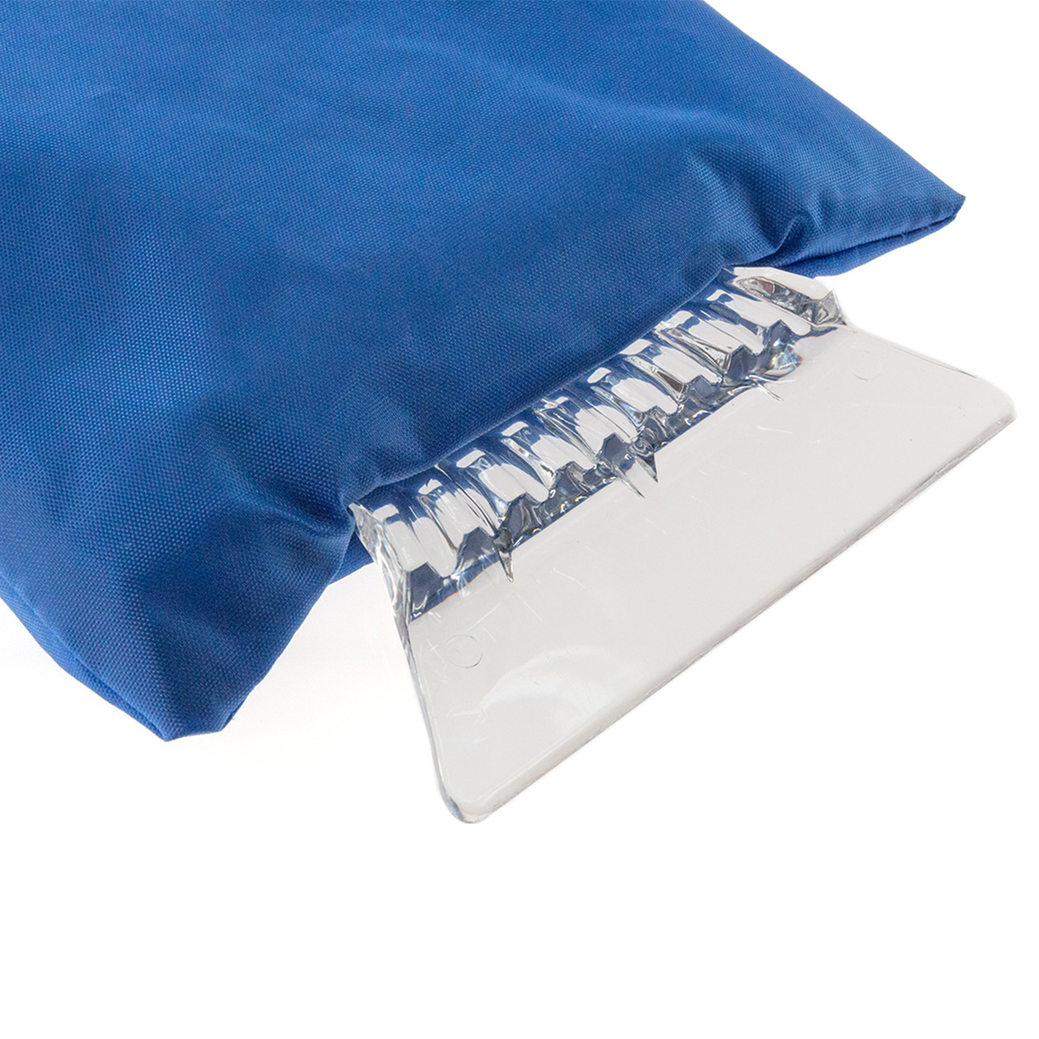 Una bolsa de tela azul con un raspador de hielo transparente adjunto. El raspador está en ángulo, lo que sugiere uso. Fondo blanco.