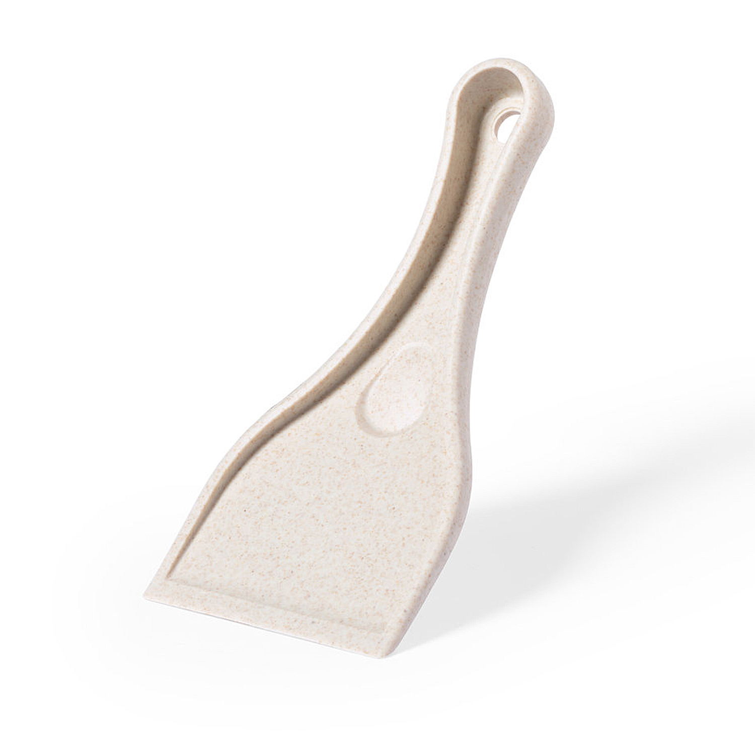 Una espátula de plástico beige con mango y orificio para colgar, sobre un fondo blanco con sombra.
