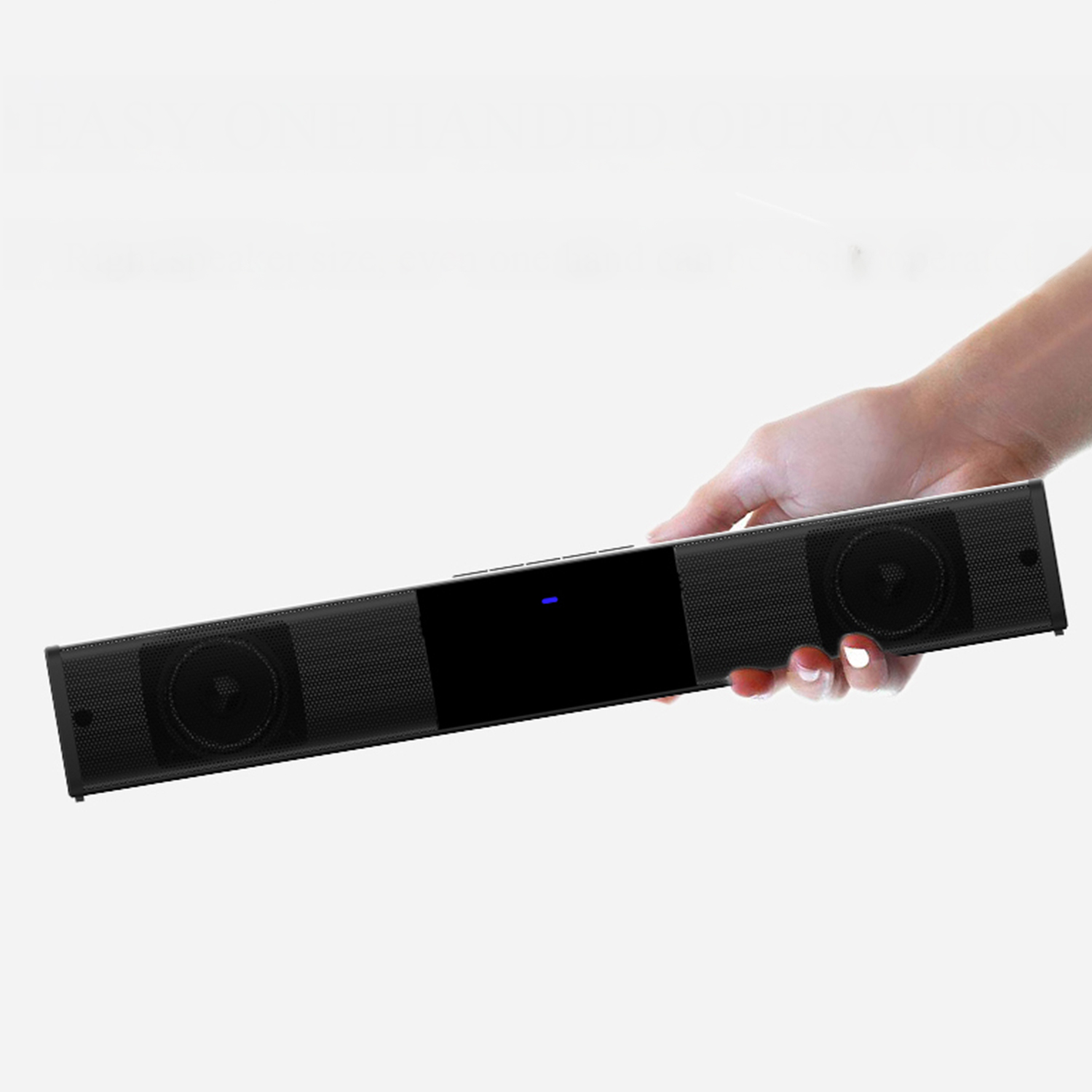 Una mano tiene una soundbar nera. La soundbar ha due altoparlanti e un pannello centrale nero. C'è una luce blu.