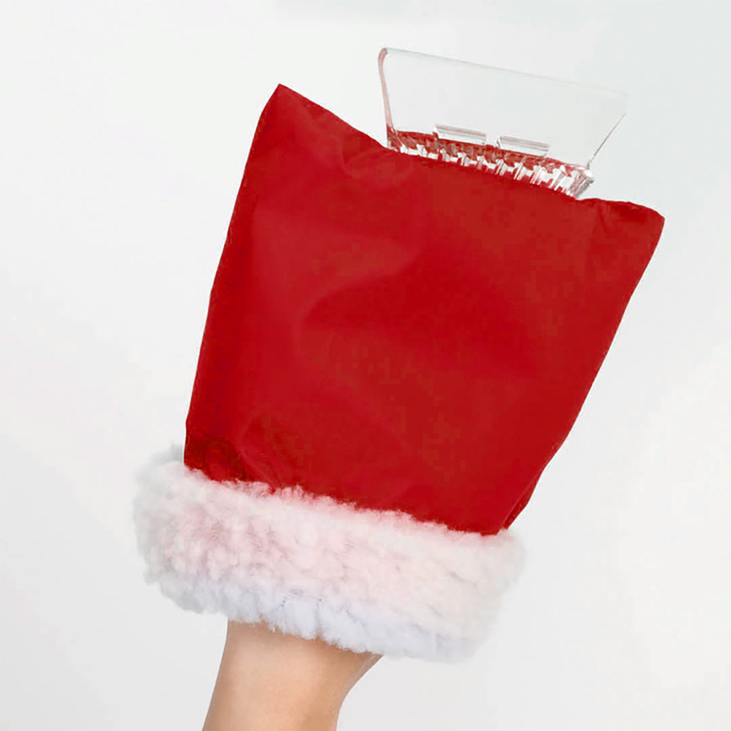 Mano sosteniendo un mitón rojo con piel blanca y un raspador de hielo transparente. Fondo blanco.
