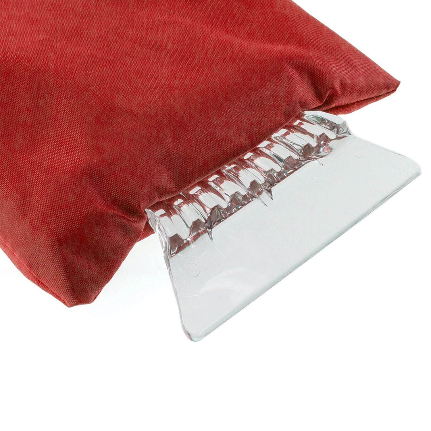 Una bolsa de tela roja con un raspador de hielo de plástico transparente adherido al borde. El fondo es blanco.