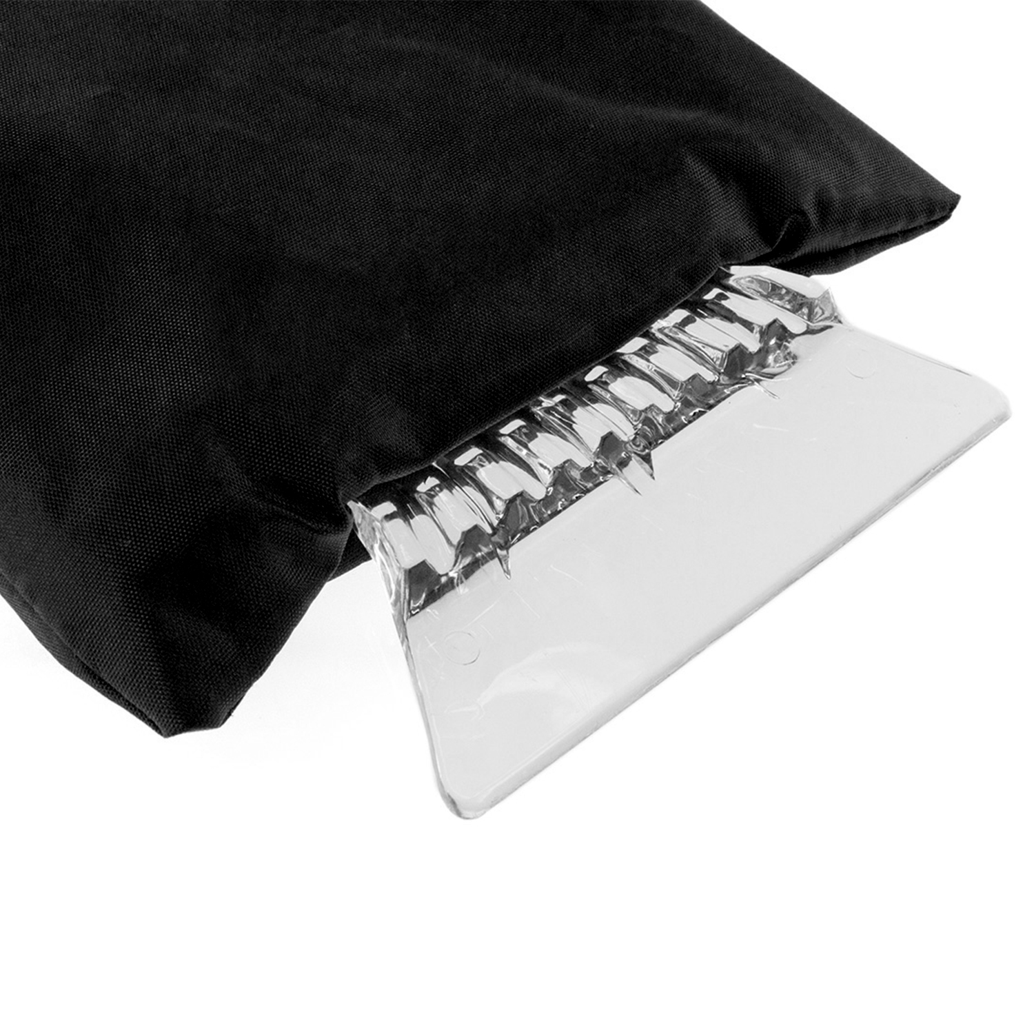 Una bolsa negra revela parcialmente un raspador de hielo plateado. El raspador es de plástico y triangular.