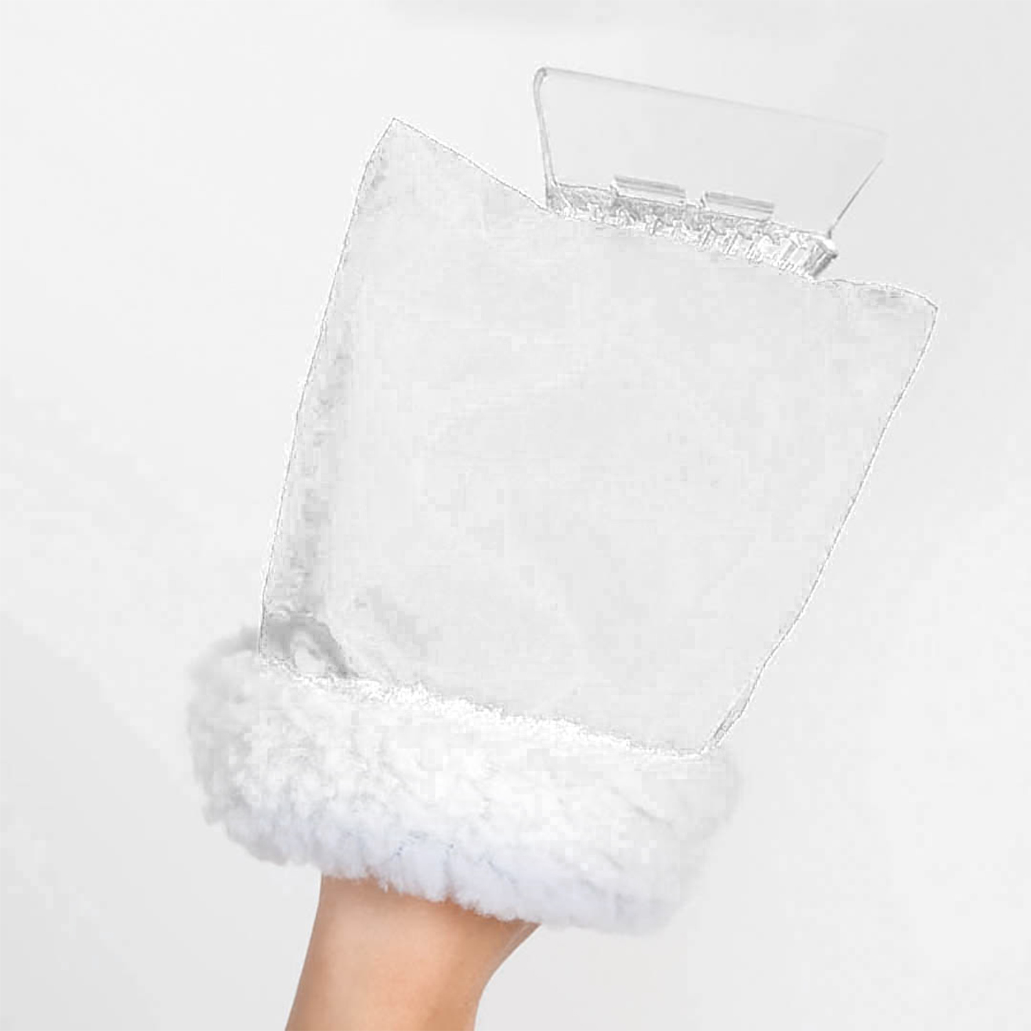 Una mano sostiene un guante blanco con un raspador de hielo transparente adjunto. El guante tiene un puño blanco y esponjoso.